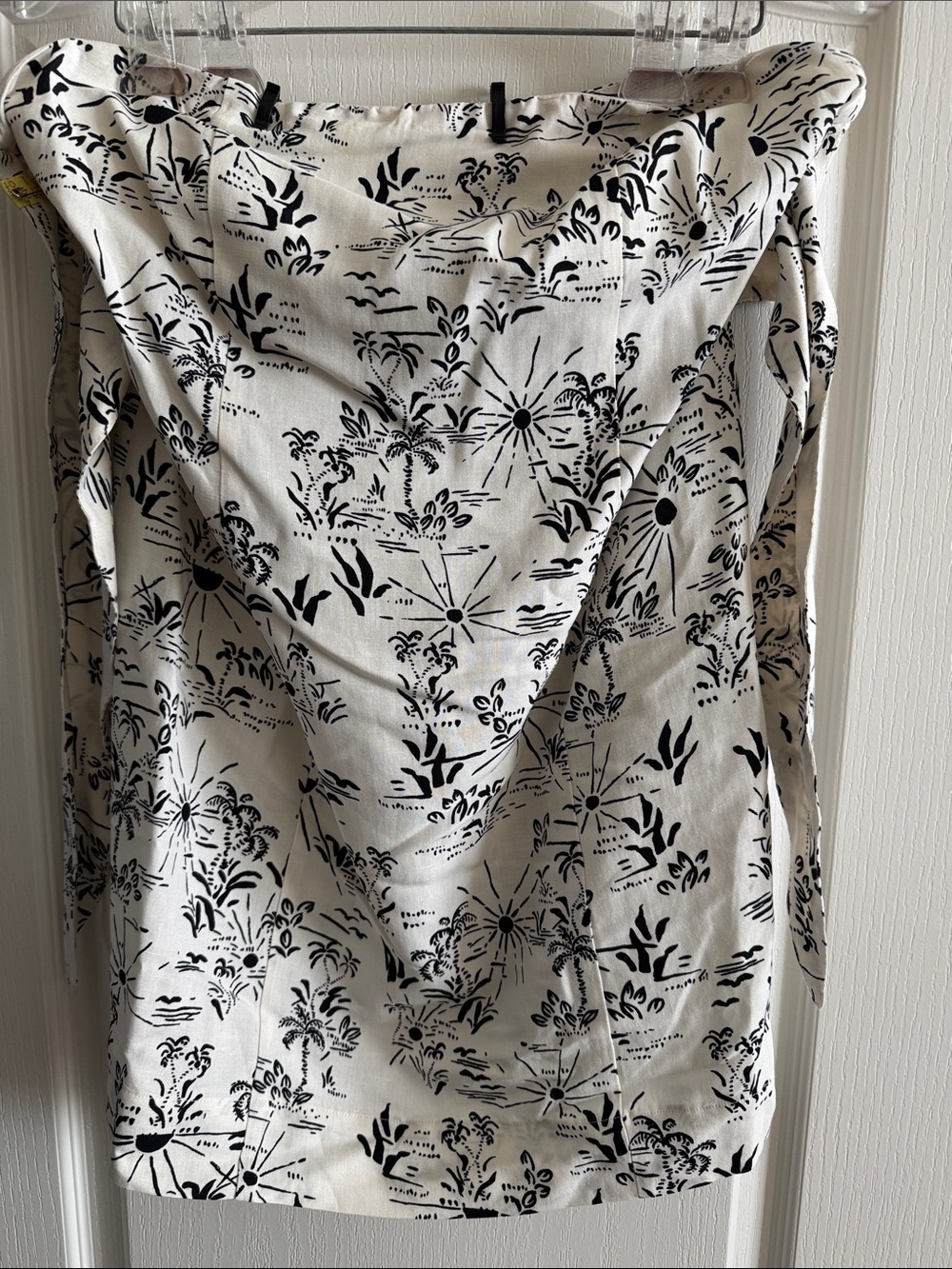 Black/White Tropical Print top ties in back. Coordinating tapered pants